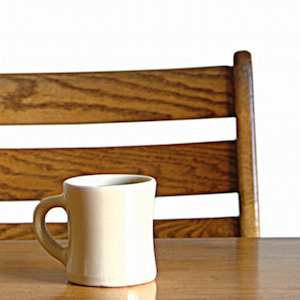 Fotografía de una taza sobre una mesa