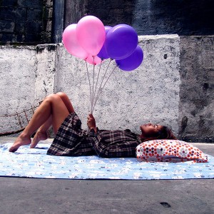 Fotografía de chica tumbada con globos