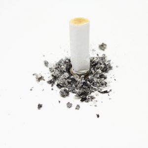 Fotografía de un cigarro y sus colilas