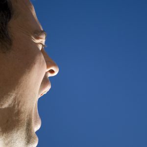 Fotografía de un hombre gritando