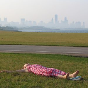 Fotografía de una mujer tumbada en la hierba